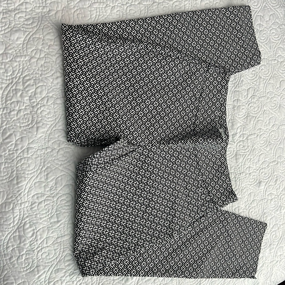 Charter Club stretchy pant size 10. Black and white.
